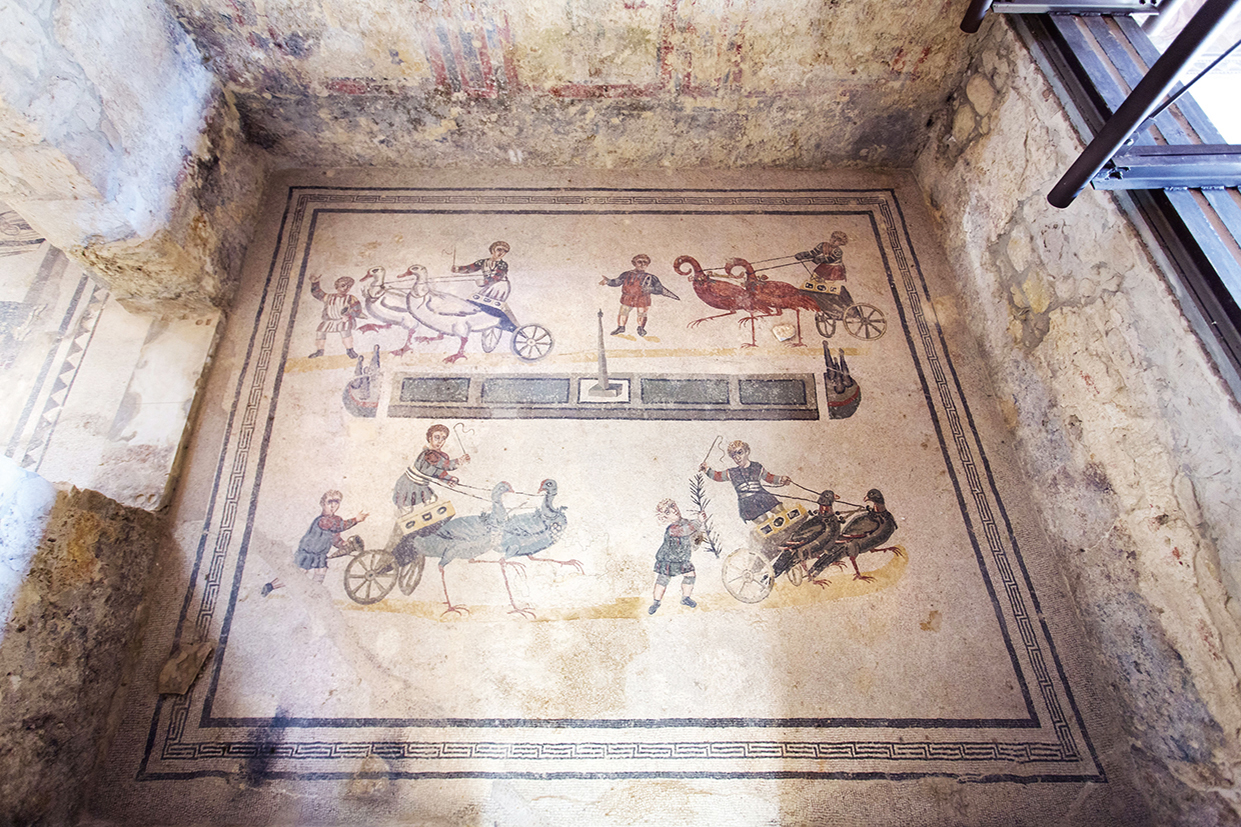 32738200 - mosaics in villa romana del casale, piazza armerina, sicilia, italy
