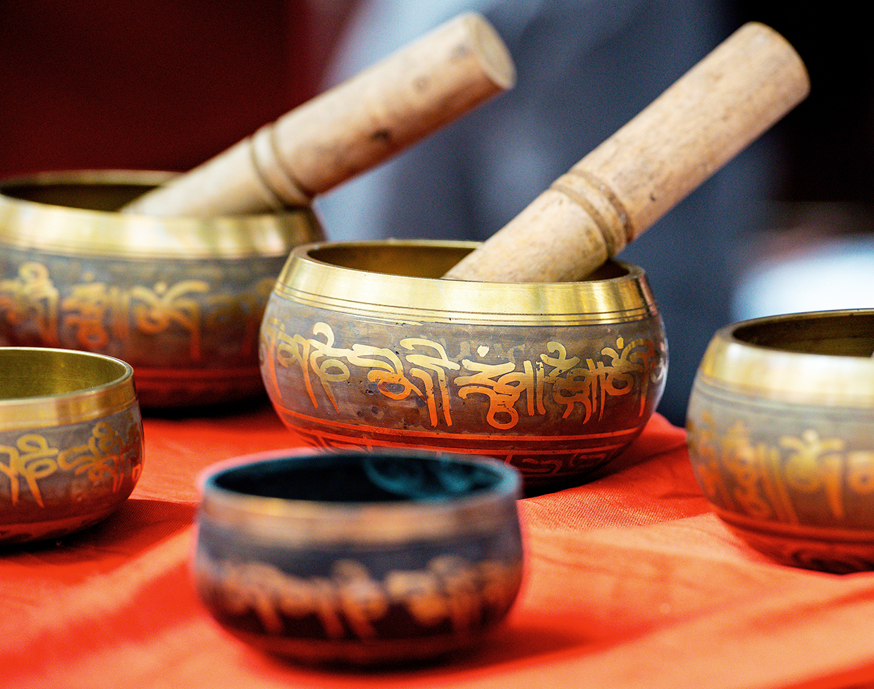 Buddhist singing bowl metall  vases group