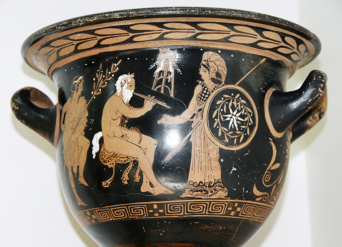 Atenea y Marsias tocando el aulós. Crátera de figuras rojas